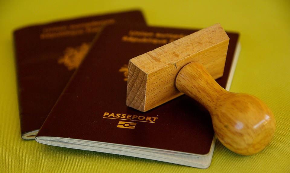 Remises de vos cartes nationales d’identité et passeports : horaires d’été